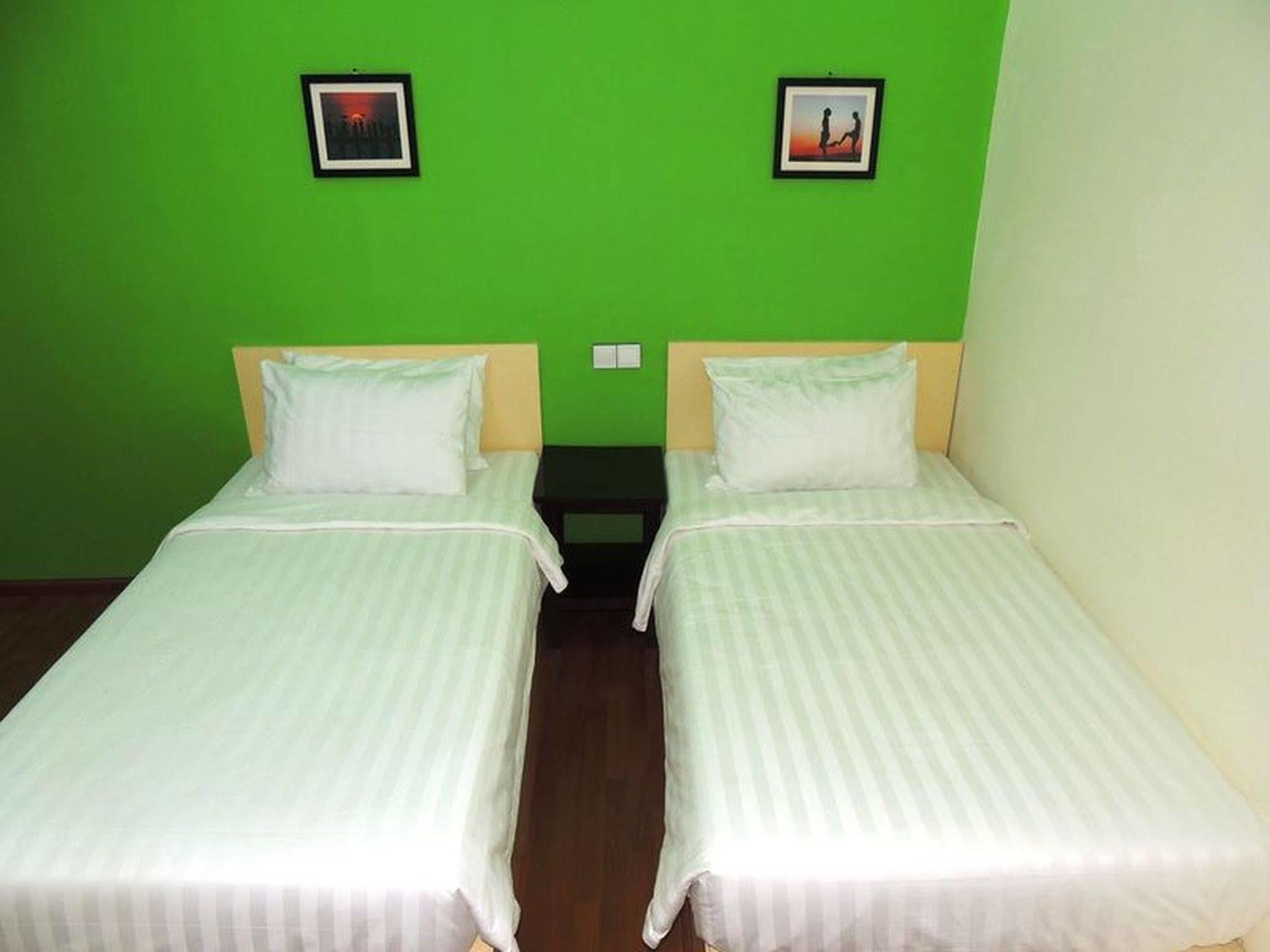Lotus Bed & Breakfast Янгон Екстериор снимка